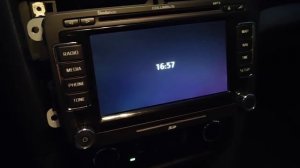 Включается и выключается магнитола Colambus octavia a5