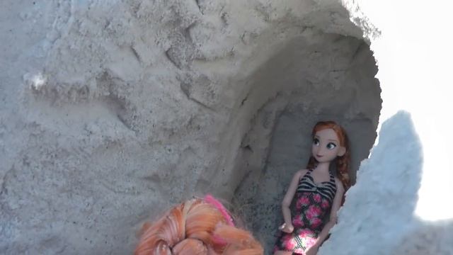 ELSA & ANNA toddlers play at the beach with the SANDCASTLE ! смотреть онлайн