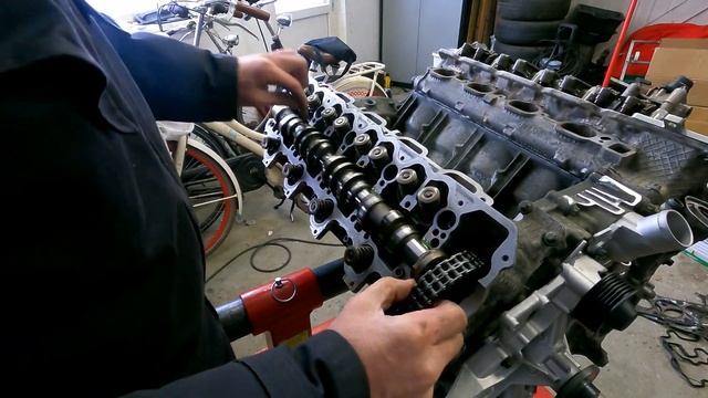 M113 engine rebuild - Part 13 - Cylinderheads + Camshaftbearing Bridge Installation смотреть онлайн