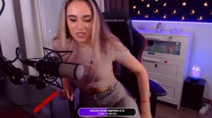 Раздвинула ножки