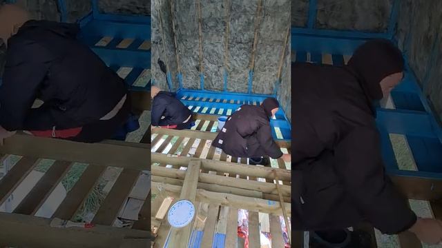 Показываю гидроизоляцию деревянных половых лаг акриловым герметиком) #shorts смотреть онлайн