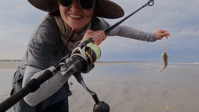 Old-School Antique Fishing Reel vs New High-Tech Reel! (Beach Fishing Reel Showdown) смотреть онлайн