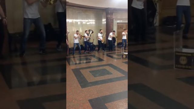 Парни обалденно играют в метро (духовые) 10.02.2017 - часть 1 смотреть онлайн