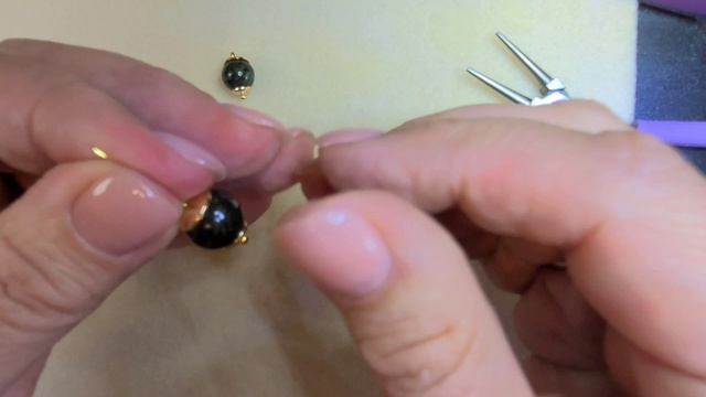 Как сделать серьги своими руками. Серьги из змеевика.mp4 смотреть онлайн