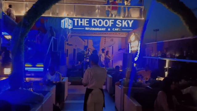The Roof Sky Restaurant & Cafe Vlog|| Majnu Ka Tila смотреть онлайн