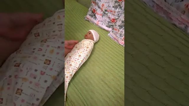 Как правильно пеленать ребенка с ручками смотреть онлайн