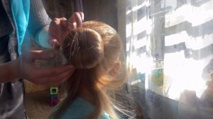 Прическа при помощи бублика для волос