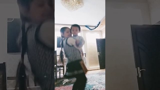он у меня с рук чуть не упал😨 смотреть онлайн