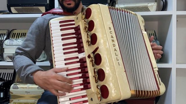 À venda Scandalli Showman 🇮🇹 смотреть онлайн