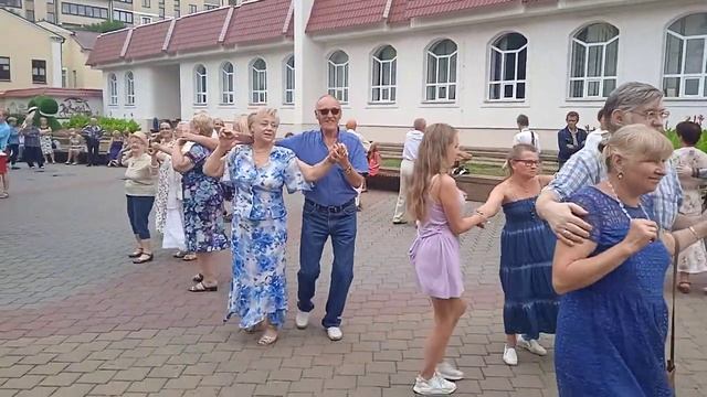 31.07.2021 Brest Belarus... Танцы... Духовой оркестр В. Коваля.... Прогулки с Викторией... смотреть онлайн