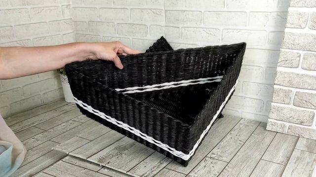 Черная треугольная корзина с белой стрекозой с крышкой из бумажной лозы смотреть онлайн