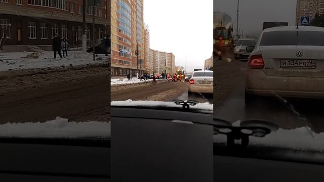 Подольск, ул.Подольская. Укладка асфальта в снежную кашу. 10 ноября 2016 года смотреть онлайн