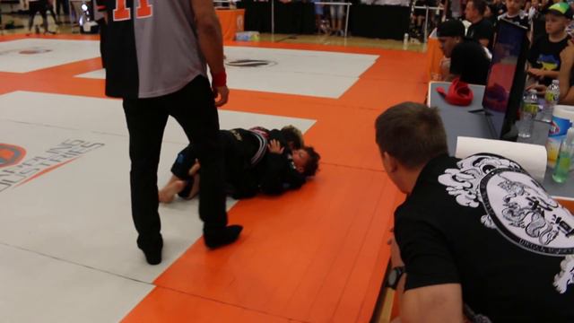 7 yo 65 lbs vs 9 yo 75 lbs - Grappling Industries Sacramento 09/03/22 Nazary Perkov Grey belt GI # смотреть онлайн