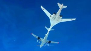 Elegante e mortal bombardeiro Tu-160 Blackjack em decolagem, lançamento de bombas e pouso