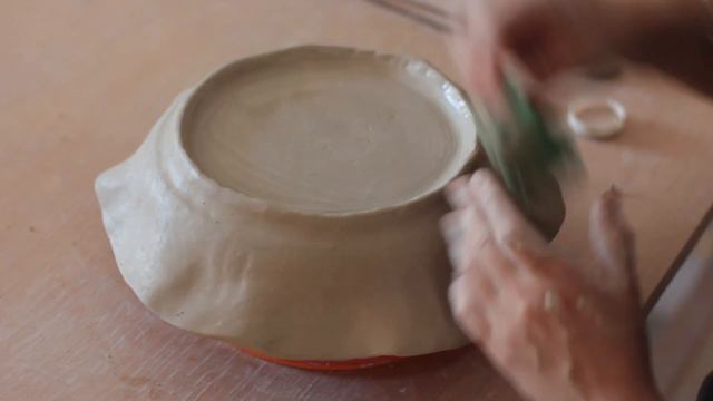 Основы лепки из глины. Лепка тарелки и доски. Мастер-класс для новичков по керамике. Урок 2 смотреть онлайн