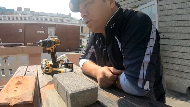 디월트 DCD791 과 DCD796 벽돌구멍작업 비교 영상