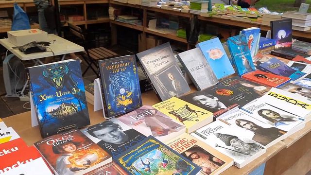 Болгария. Варна. Фестиваль болгарской книги на бул. Сливница.