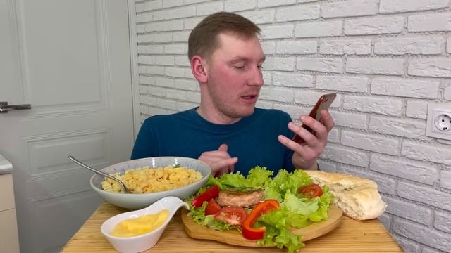МУКБАНГ МАКАРОНЫ КОТЛЕТЫ РЫБНЫЕ ОВОЩИ СЫРНЫЙ СОУС MUKBANG PASTA CUTLETS FISH VEGETABLES смотреть онлайн