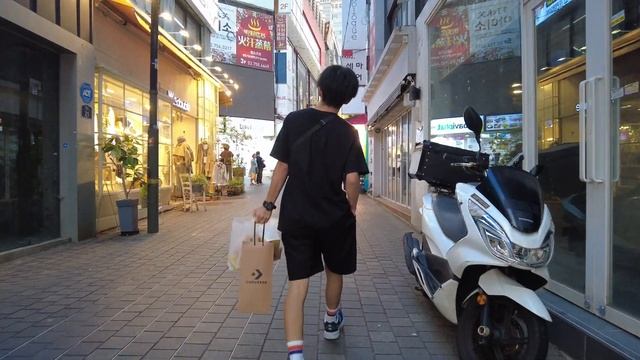 Walk & Talk In Myeong-dong Street, Seoul | Explaining Street Foods In Snack Carts [4K/60FPS]