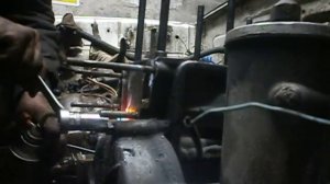 Выкручиваем шпильки с алюминиевого блока.