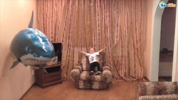 ✔ Ярослава — распаковка летающей акулы / Air Swimmers Remote Control Flying Fish / Video for kids ✔