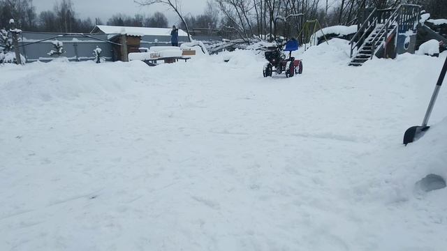 Мотоблок 4х4 Едем в снег! Угра с большими колёсами в снегу. смотреть онлайн