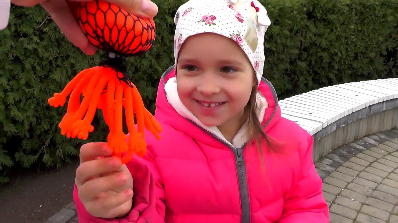 Обыграли Аппарат с ИГРУШКАМИ Катаемся на велосипеде в парке смотреть онлайн