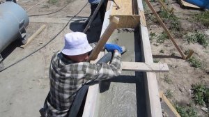 Строительство дома из монолитного пенобетона, заливка опалубки