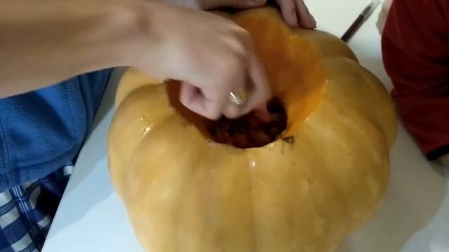 Фонарь из тыквы на Хэллоуин. Как мы делали фонарь из тыквы #хэллоуин, #halloween смотреть онлайн