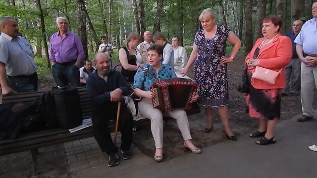 ОЧАРОВАТЕЛЬНАЯ ЖЕНЩИНА ИГРАЕТ НА ГАРМОШКЕ смотреть онлайн