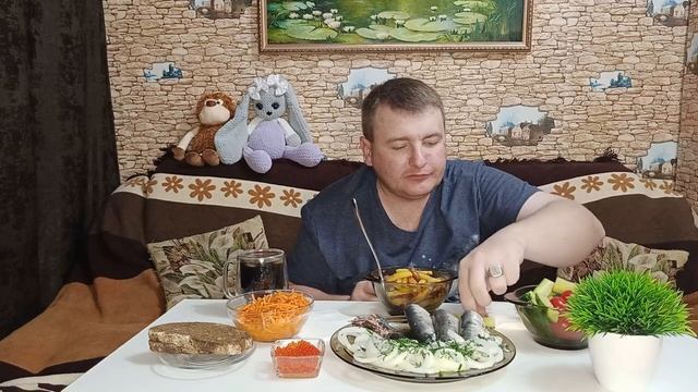 MUKBANG ЖАРЕНАЯ КАРТОШКА И РЫБА ИВАСИ/ИКРА КРАСНАЯ ОБЖОР смотреть онлайн