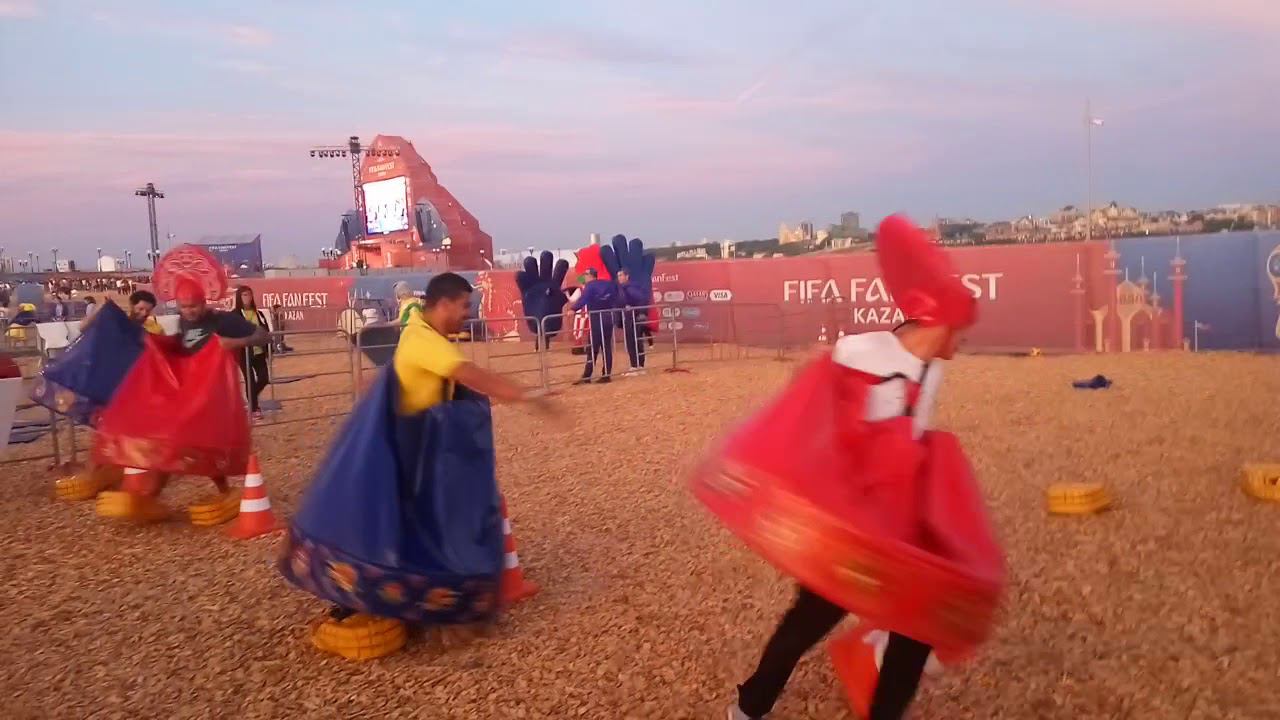 Колумбийцы в народных забавах в Фанзоне ФИФА Казань 2018.