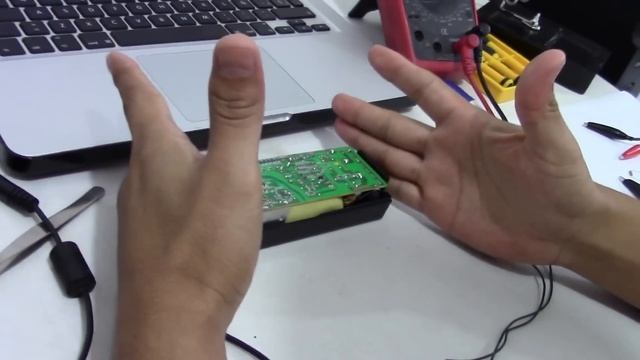 COMO MODIFICAR EL VOLTAJE DE SALIDA DE UN ADAPTADOR DE CORRIENTE смотреть онлайн