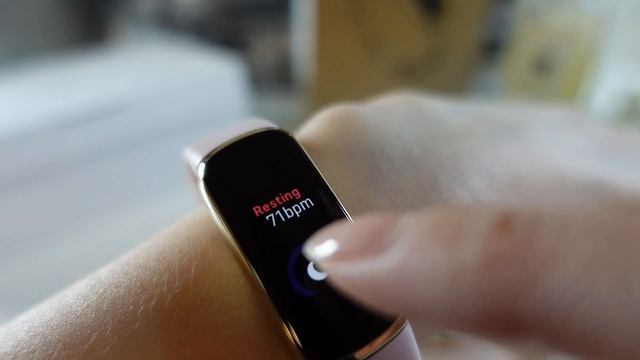 Is the Fitbit Luxe worth it? Smaller wrist reviewer смотреть онлайн
