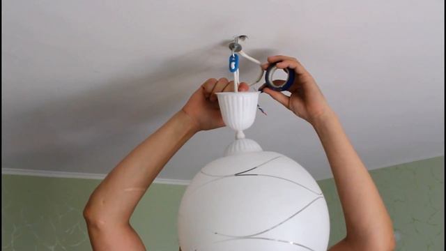 Как легко и быстро повесить плафон на лампочку смотреть онлайн