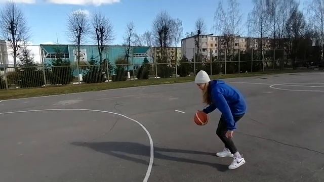 ТРЮКИ ПО БАСКЕТБОЛУ ЗА 5 МИНУТ. ДЛЯ НАЧИНАЮЩИХ. смотреть онлайн