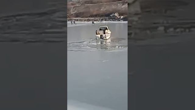 На катере по льду! смотреть онлайн