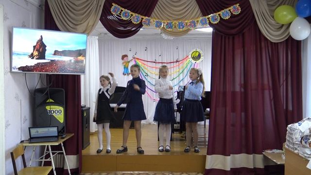 "Вместе весело шагать" сл. М. Матусовского, муз. В. Шаинский Младшая вокальная группа смотреть онлайн