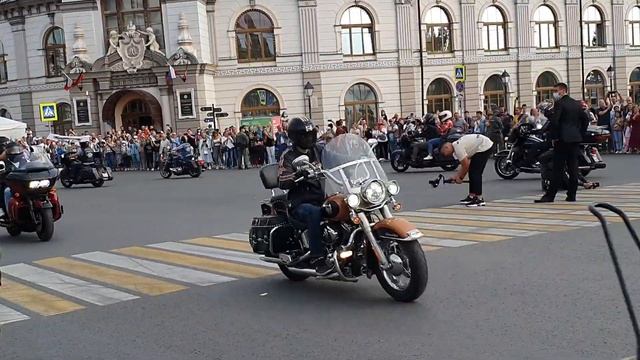 Минниханов за рулем Урала День города в Казани День республики Татарстан смотреть онлайн