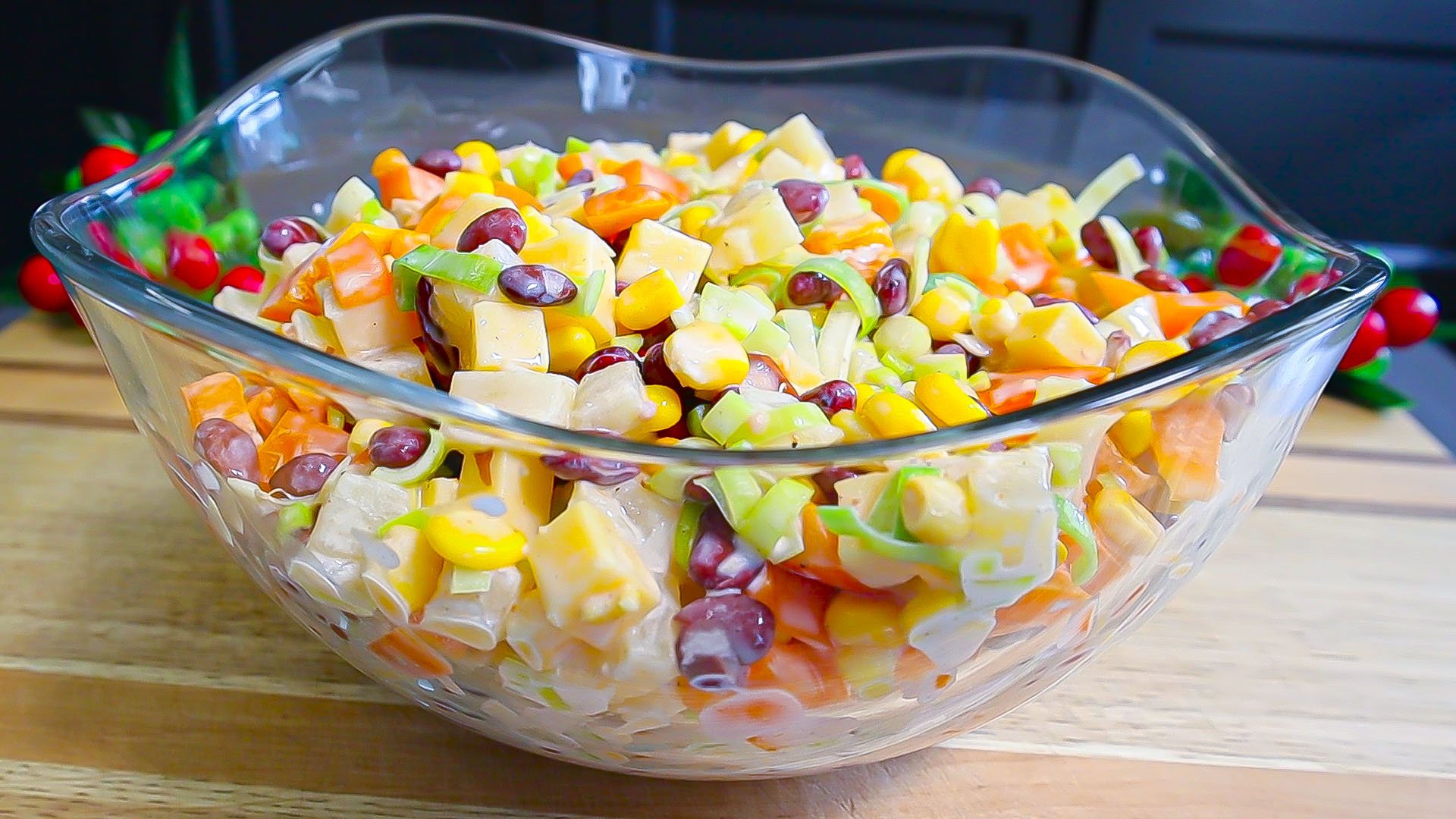 Обалденный салат с ананасами, который понравится вашей семье! Приготовление займёт 5 минут!