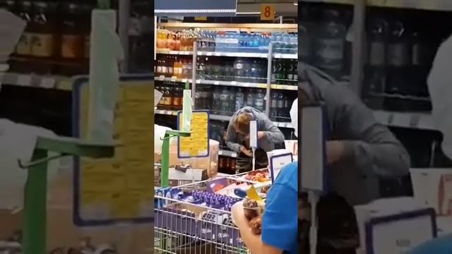 Кострома.Женщина помыла голову прямо в супермаркете, используя находящуюся в продаже бутылку с водо смотреть онлайн
