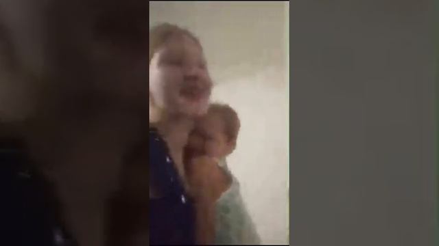 Как Женя подымает маленького мальчика одной рукой смотреть онлайн