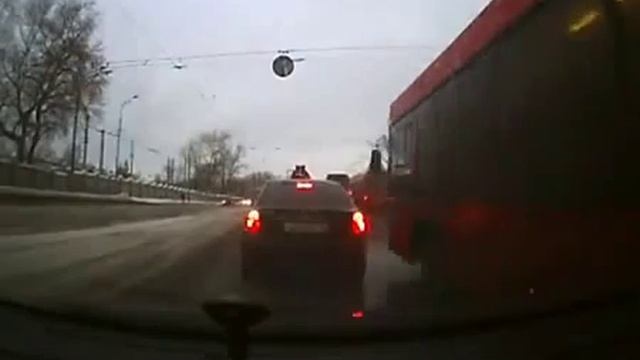 Автоподстава в Казани, снятая на видеорегистратор смотреть онлайн