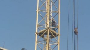 Как залезать на башенный кран крановщик на лестнице строительство высоток с помощью башенного крана