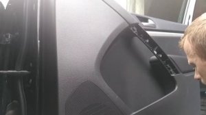 Как снять обшивку карту передней двери VW TIGUAN (2013) demontaz tapicerki boszka drzwi przod!