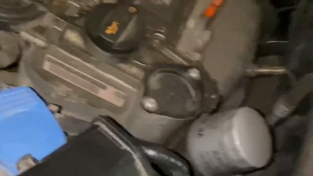 Звук неисправного обводного ролика VW Jetta VI и замена за 5 минут во дворе смотреть онлайн