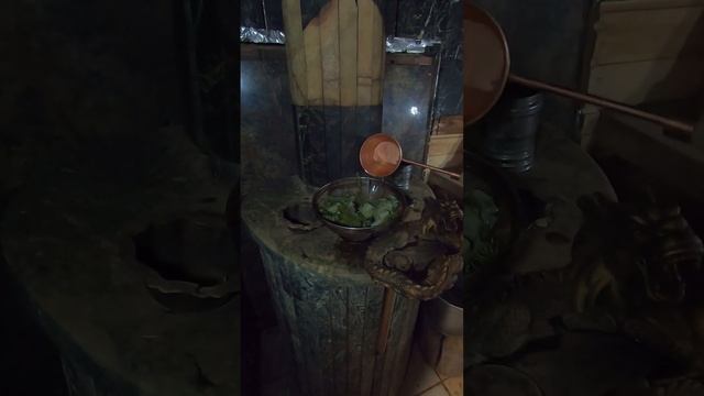 ЗаПАРка через сито, паром от печи в бане. Натуральные ароматы, травы в парной! #shorts смотреть онлайн