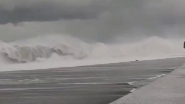 Tsunami hit the resort of Russia! The embankment has been destroyed! People have been blown away! смотреть онлайн