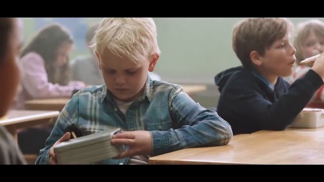 Pub Fosterhjem: A child has nothing to eat at school смотреть онлайн