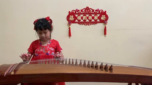 古筝《财神到，迎春花》｜Guzheng ~ Chai Shen Dao, Ying Chun Hua смотреть онлайн